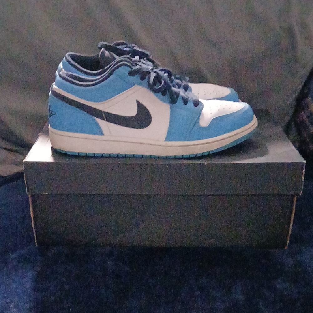 Nike Men's Blue and White Low-Top Sneakers